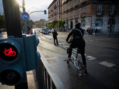 Un ciclista espera en el paso de cebra de un carril bici de Murcia, este lunes.