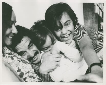 García Márquez, acompañado de su esposa, Mercedes Barcha, y de sus hijos, Gonzalo y Rodrigo.