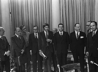 El PCE también participó en la firma del Pacto Económico de la Moncloa. En la imagen, de izda. a dcha., Enrique Tierno Galván, Santiago Carillo, Joé María Triginer, Joan Reventós, Felipe González, Juan Ajuariguerra, Adolfo Suárez, Manuel Fraga, Leopoldo Calvo Sotelo y Miquel Roca, los firmantes de dicho pacto.