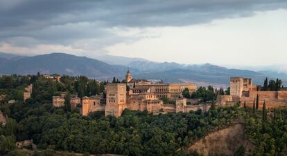 Una ciudad que se beneficia de poseer un tótem histórico y arquitectónico, la Alhambra [en la imagen], cuya singularidad Clara Moneo no duda en reivindicar. El arquitecto y profesor Héctor Navarro añade: "La Alhambra o el Generalife son complejos arquitectónicos imprescindibles para entender lo multicultural de un país como España, pero <strong>también se pueden encontrar en Granada obras contemporáneas sobresalientes como Caja Granada</strong> [en la siguiente foto] o el Museo de la Memoria de Andalucía, ambas piezas diseñadas por Alberto Campo Baeza".