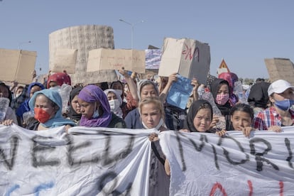 Una manifestación organizada por migrantes para pedir pacíficamente libertad de movimiento y condiciones de vida dignas. Numerosos niños y adolescentes participaron activamente en la protesta.