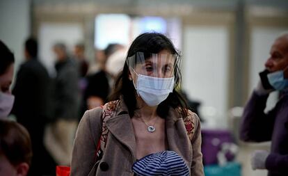 Viajeros de un vuelo de Iberia procedente de Buenos Aires llegan al aeropuerto Adolfo Suarez en Barajas, Madrid.