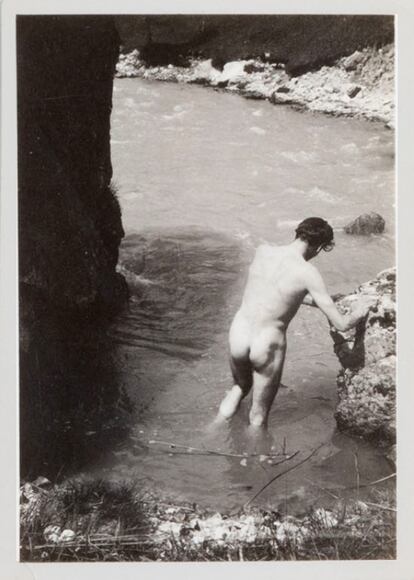 Laurence Olivier bañándose en un rio desnudo en su luna de miel en 1940.