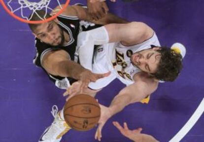 Gasol y Duncan luchan por un balón.