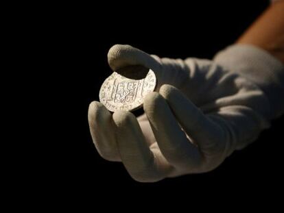 Una de las monedas de plata del tesoro de 'La Mercedes', presentado en Madrid.