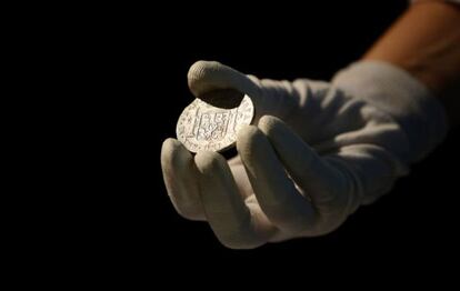 Una de las monedas de plata del tesoro de 'La Mercedes', presentado en Madrid.