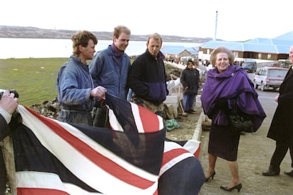 Margaret Tatcher durante una visita a las Islas Malvinas en 1992. La entonces primera ministra británica, encontró en el conflicto un motivo para mejorar su imagen. Mandó a luchar a miles de tropas, dos portaaviones y centenares de barcos, bombarderos y helicópteros, mostrando la superioridad militar de su país.

