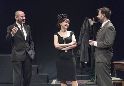 Los actores protagonistas de 'Un crimen perfecto', en la Sala Russafa durante el ensayo general.