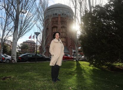 Belén Benito, directora de operaciones, abastecimiento y saneamiento del Canal de Isabel II, en los jardines de su central.