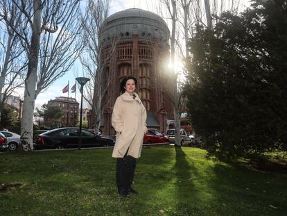 Belén Benito, directora de operaciones, abastecimiento y saneamiento del Canal de Isabel II, en los jardines de su central.