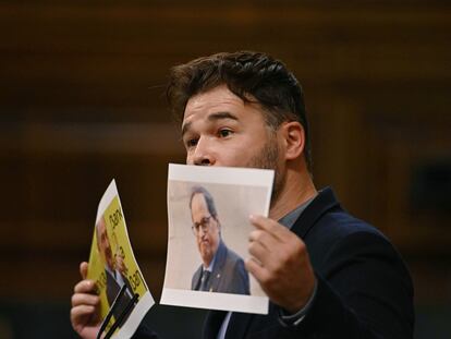 El portavoz de ERC, Gabriel Rufián, con dos fotografías de Rodrigo Rato y Quim Torra, este martes en el Congreso.