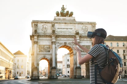 Girl tourist in glasses virtual reality. The concept of virtual tourism