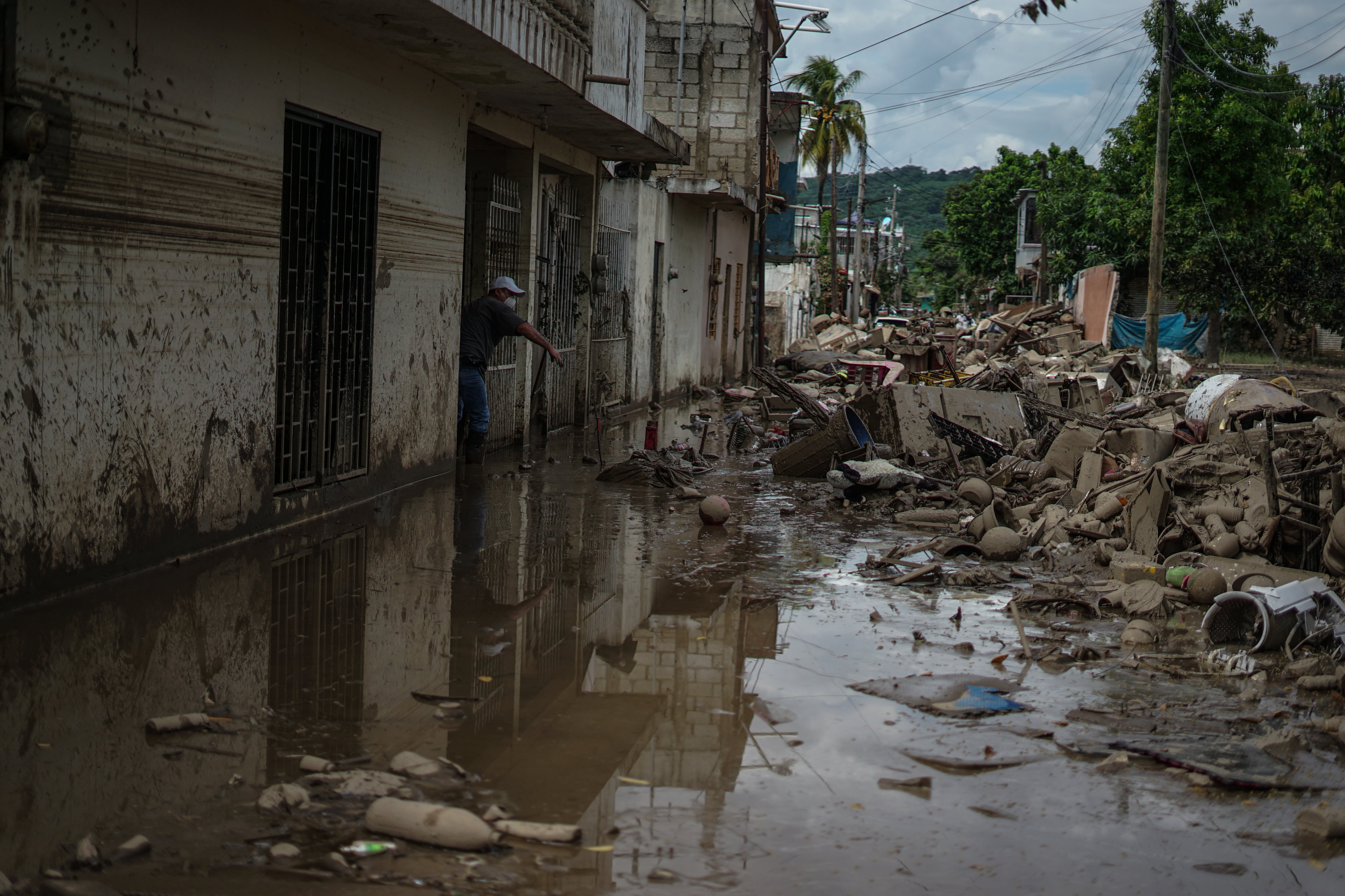 Viviendas inundadas por el desbordamiento del río Cazones