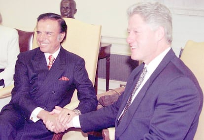 El presidente estadounidense Bill Clinton estrecha la mano del presidente argentino Carlos Menem, en el despacho oval de la Casa Blanca, durante una visita de Menem a Estados Unidos, en diciembre de 1996.