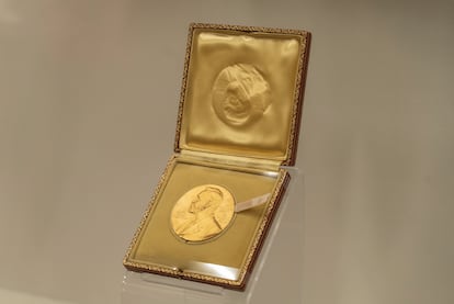 Medalla del premio Nobel de Literatura que recibió Octavio Paz.