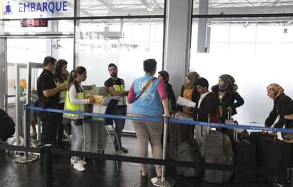 Solicitantes de asilo sirios embarcan en el puerto de Melilla rumbo a Málaga.