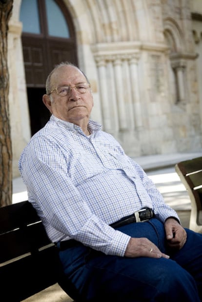 Pedro Trigo, en la plaza de la iglesia de Castelldefells.