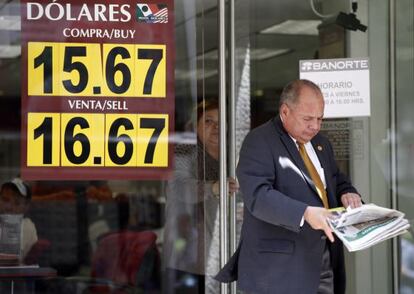 Un hombre sale de un banco en la Ciudad de México.