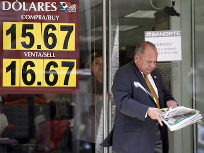 Un hombre sale de un banco en la Ciudad de México.