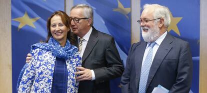 Miguel Arias Cañete con Jean-Claude Juncker y Ségolène Royal.