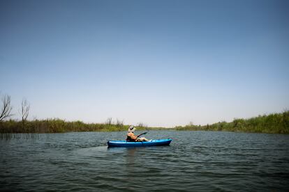 Rivas Salcedo, el biólogo, sobre un kayak en Laguna Larga, otro sitio de restauración ambiental. Este es el más grande y más viejo de los lugares en que se han hecho esfuerzos por restaurar el ecosistema del delta del río Colorado.
