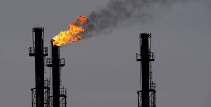 Chimeneas en una refiner&iacute;a de gas y petr&oacute;leo. 