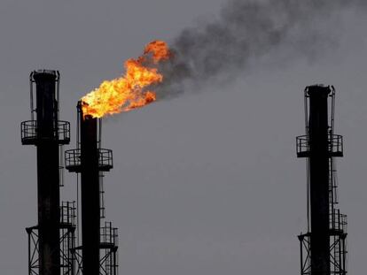 Chimeneas en una refiner&iacute;a de gas y petr&oacute;leo. 