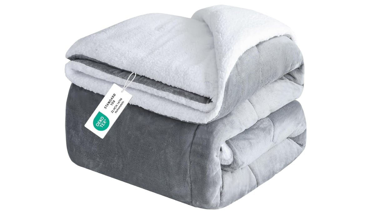 Vista frontal de la manta sherpa de franela para el sofá más deseada en Amazon.