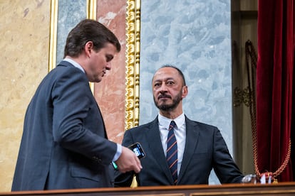 El letrado mayor y secretario general del Congreso, Fernando Galindo Elola-Olaso (a la izquierda), y el vicepresidente de la Cámara baja, Alfonso Rodríguez Gómez de Celis, este jueves.
