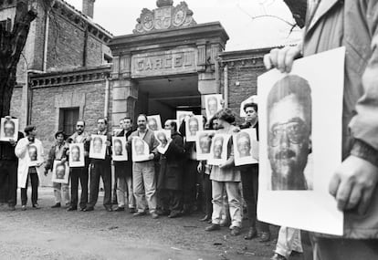 Funcionarios de la cárcel de Pamplona se manifiestan el 22 de enero de 1996 ante la entrada del centro penitenciario contra el secuestro a manos de ETA de su compañero José Antonio Ortega Lara, funcionario de la prisión de Logroño.