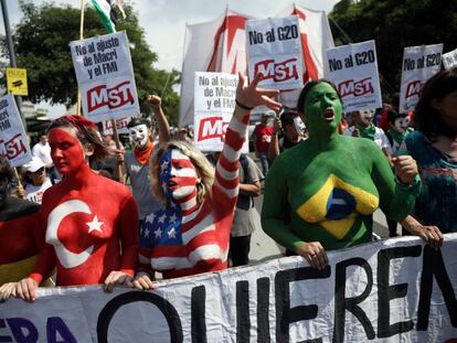 Participantes de la protesta contra la cumbre de líderes del G20 en Buenos Aires.