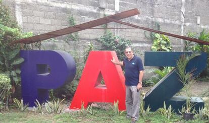 El padre Ángel Calvo, en la sede de la ONG Peace Advocates en Zamboanga.