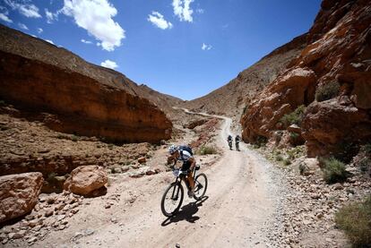 Los competidores montan sus bicicletas durante la Etapa 1 de la 13ª edición de Titan Desert 2018 cerca de Boumalne Dades, en el centro de Marruecos, el 29 de abril de 2018.