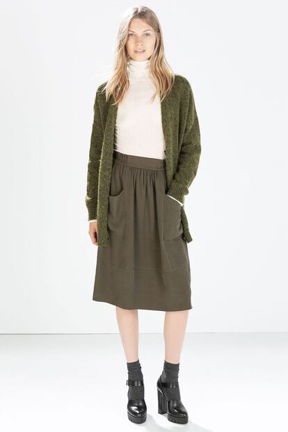 Este tono de verde también inunda faldas y pantalones. Zara apuesta por esta faldita de corte midi (otra de las tendencias que seguirá triunfando esta temporada). Su precio es de 39,95 euros.