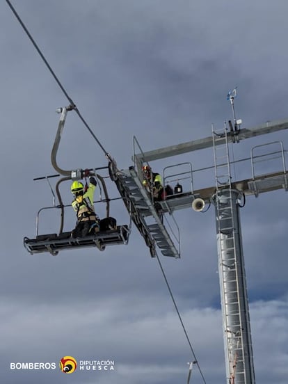 Varios bomberos trabajan en el telesillas.