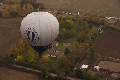 Un globo aeroestático sobrevuela este miércoles Aranjuez, donde entre el 27 y el 29 de noviembre se celebrará la XVIII Copa del Rey de aeroestación.