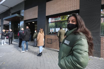 Una joven en la cola de la oficina de empleo de Usera (Madrid).