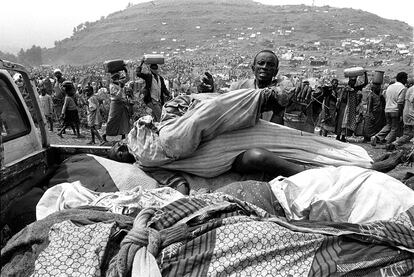 Los victoriosos tutsis del FPR formaron un Gobierno en Kigali e instaron a los refugiados a regresar al país, pero al mismo tiempo pidieron a la comunidad internacional la formación de un tribunal para juzgar a los hutus por genocidio. En la imagen, un hombre carga un muerto en un camión en el campo de refugiados ruandeses de Kibunda (Zaire), 2 de agosto de 1994.