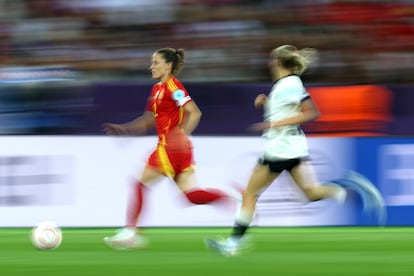 Ona Batlle controla el balón frente a la alemana Elisa Senss.