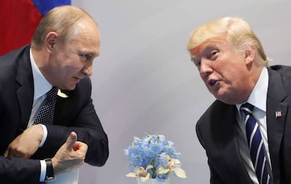 El presidente de EE UU, Donald Trump (der.) y su homólogo ruso, Vladímir Putin (izq.), en un encuentro del G20 en Hamburgo en julio de 2017.