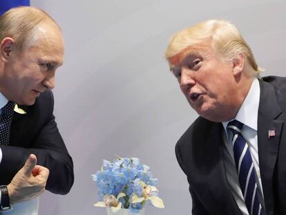 El presidente de EE UU, Donald Trump (der.) y su homólogo ruso, Vladímir Putin (izq.), en un encuentro del G20 en Hamburgo en julio de 2017. 