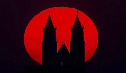 El sol se pone tras la catedral de Magdeburgo, en Alemania.