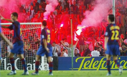 Bengalas en la grada de los Boixos Nois durante el partido del Trofeo Joan Gamper 2003 entre el F. C. Barcelona y el Boca Juniors.