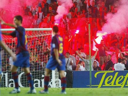 Bengalas en la grada de los Boixos Nois durante el partido del Trofeo Joan Gamper 2003 entre el F. C. Barcelona y el Boca Juniors.