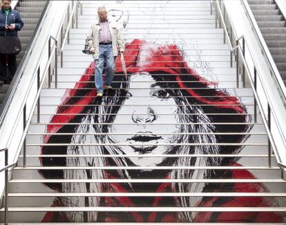 Una de las escaleras del metro intervenidas artísticamente por SWAB.