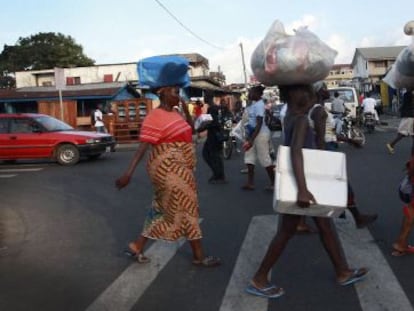 Varias mujeres cruzan un paso de cebra en Monrovia, en noviembre.