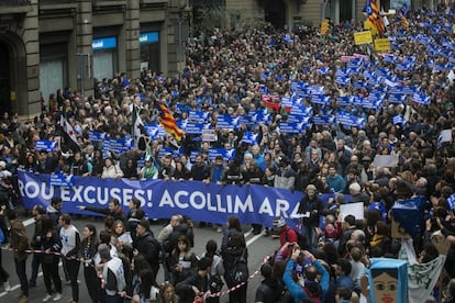 La protesta, que encabeza la pancarta 'Prou excuses! Acollim ara!' --'¡Basta de excusas! ¡Acojamos ahora!'-- quiere emular la histórica movilización que vivió Barcelona en 2003 contra la guerra de Irak.