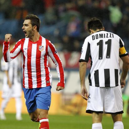 Adrián López celebra uno de sus goles ante el Udinese.