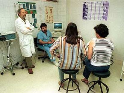 El urólogo Alejandro Galacho (de pie) y el enfermero Francisco Milla, del Clínico de Málaga, con dos pacientes.