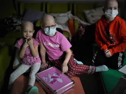 Nastia, de 9 años (centro) y Varya, de 3 (izquierda), en el sótano que acoge a los niños enfermos de cáncer del hospital pediátrico Ohmatdyt de Kiev.